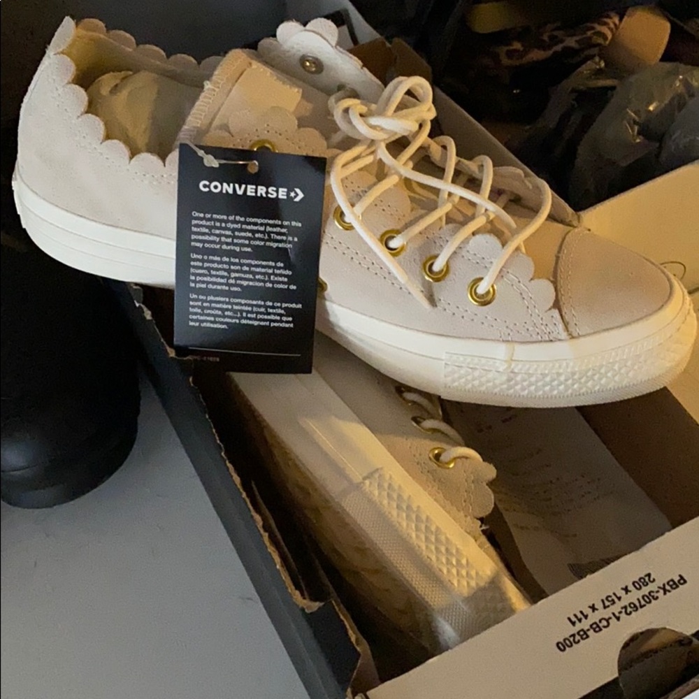 Women’s converse low - Picture 2 of 3